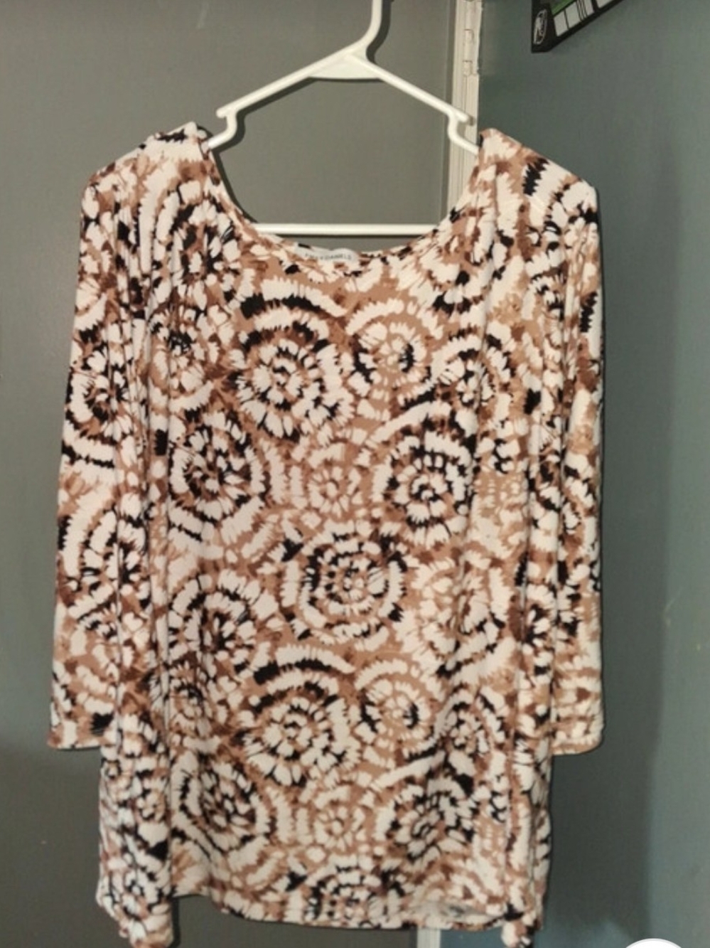 Women's Emily Daniels Beige Spiral Tie-Dye Long Sleeve Top Size 1X